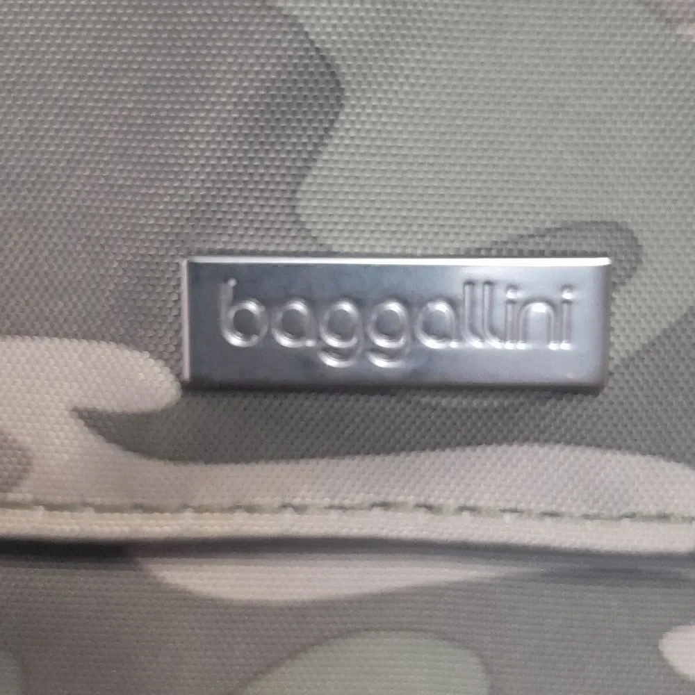 UNISEX Baggallini Towne Bagg in Olive Camo...NWT